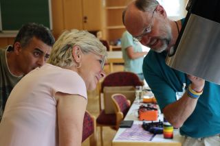 Martine Hansen besucht das Repair-Café in Mertzig