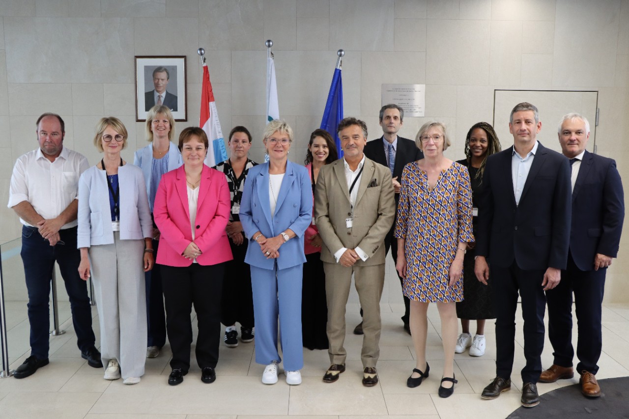 (de g. à dr.) André Marmann, Médiateur en assurances ; Karin Basenach, Centre européen des consommateurs ; Sophie Steichen, Institut luxembourgeois de régulation ; Sandra Wietor, Institut luxembourgeois de régulation ; Marie Gilmer, Commission luxembourgeoise des litiges de voyages ; Martine Hansen, ministre de la Protection des consommateurs ; Thainá Dantas, Direction de la protection des consommateurs ; Gianni Pietrangelo, Commission luxembourgeoise des litiges de voyages ; Benoît Juncker, Commission de surveillance du secteur financier ; Marie-Josée Ries, Direction de la protection des consommateurs ; Kelly Mulombe , Centre européen des consommateurs ; Claude Fellens, Médiateur de la consommation ; Marc Fischer, Direction de la protection des consommateurs